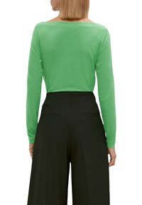 comma MUNI D'UNE ENCOLURE EN V - Langarmshirt - grün