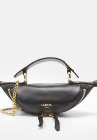 Fekete bőr táska ívelt formával, arany színű fémalkatrészekkel, láncos pánttal és cipzáras zsebekkel. A logó az elején látható.