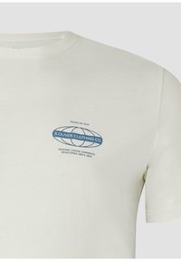 T-shirt à manches courtes couleur écru avec logo bleu "S. Oliver Clothing Co." et texte sur le côté gauche de la poitrine indiquant "Genuine Casual Garments Registered Since 1969."