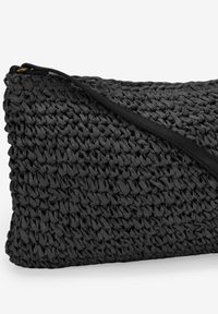 Clutch bag intrecciata nera con design testurizzato. Presenta una tracolla nera liscia e una forma rettangolare per un facile trasporto.