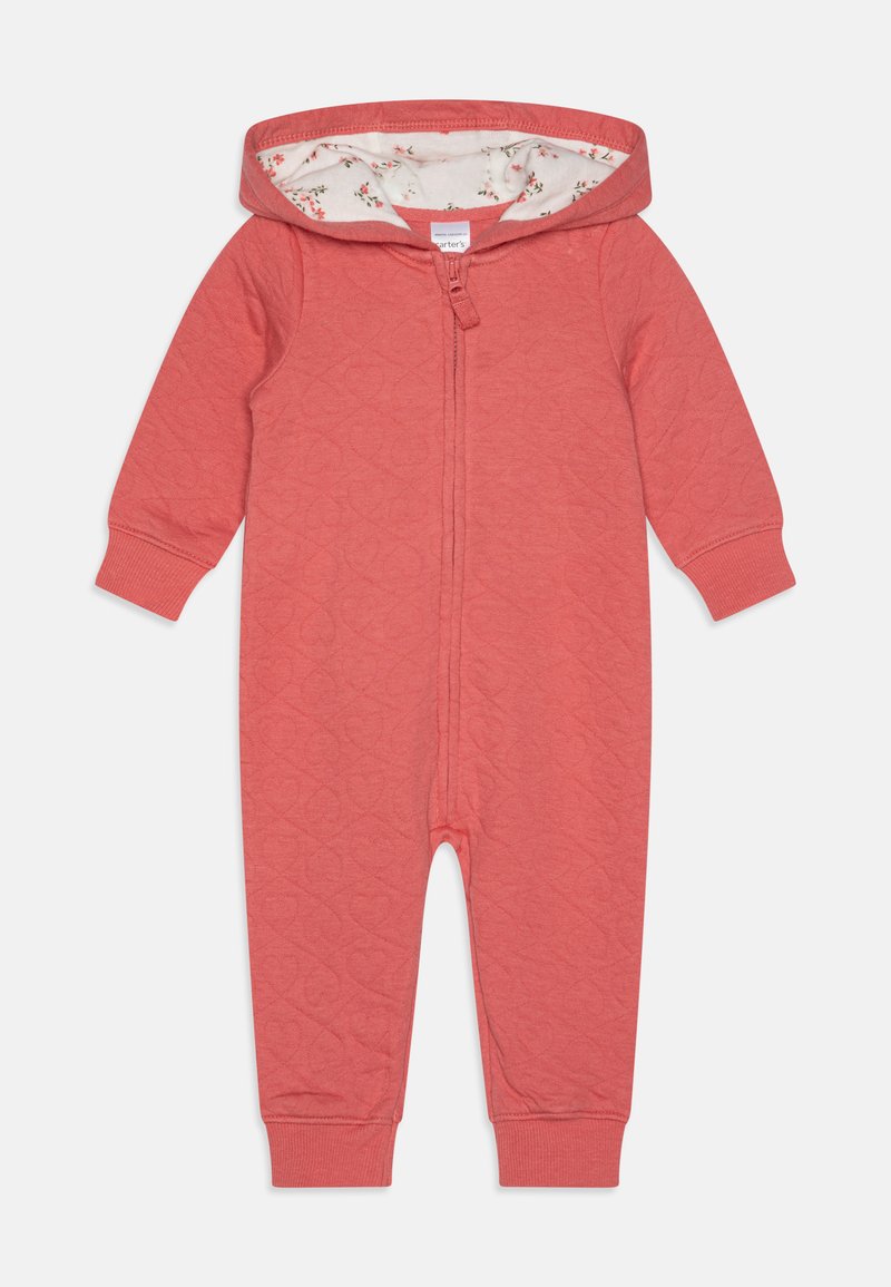 Korallenfarbener, gesteppter Reißverschluss-Overall mit Kapuze; das Innenfutter besteht aus einem Blumenstoff. Lange Ärmel mit enganliegenden Bündchen und Hosenbeinen.