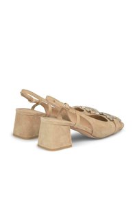 Zapatos de ante beige tipo slingback con un amplio tacón ancho y correas decoradas con rhinestones. Diseño de puntera abierta para mayor transpirabilidad.