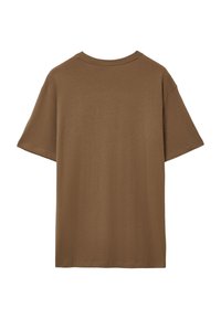 Maglietta corta di colore marrone, vista da dietro, con colletto a girocollo su uno sfondo bianco.