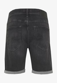 Černé džínové šortky s ohrnutými lemy, dvěma zadními kapsami, poutky na opasek a koženou značkovou nášivkou na pasu.