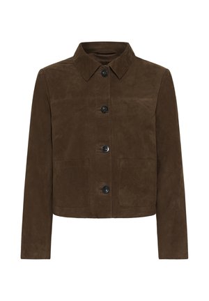 Bruine suèden jas met lange mouwen, vier zwarte knoppen aan de voorkant, twee vierkante voorzakken en een puntige kraag.