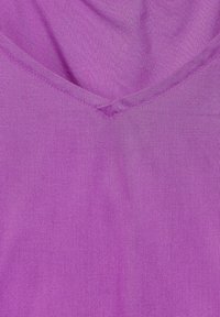 Tessuto viola con design a scollatura a V, dalla consistenza liscia e da una lucentezza sottile, che mostra un colore uniforme senza motivi o accenti.