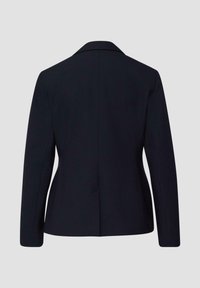 Tamsiai mėlynas pritaikytas švarkelis su įpjauta atvėrimo apykakle, ilgomis rankovėmis ir aptempta silueto forma; glotni medžiaga su švaria nugara be matomų užsegimų.