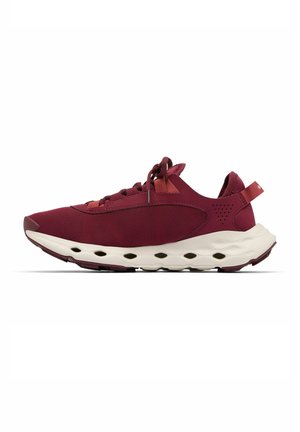Scarpe da atletica bordeaux con tomaia in rete, accenti testurizzati e suola bianca spessa con più ritagli. Inclusi lacci e un manico.