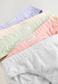 Vijf paar naadloze katoenen slips in pastelkleuren: lila, lichtroze, mintgroen, perzik en lichtgrijs. Elk met een geprinte label.