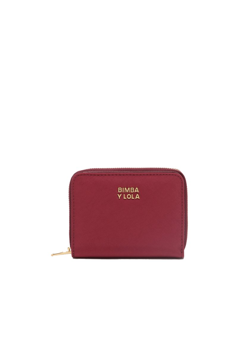 Cartera roja con cremallera, hecha de material texturizado, con herrajes en tono dorado y nombre de la marca grabado en la parte frontal. Diseño rectangular compacto.