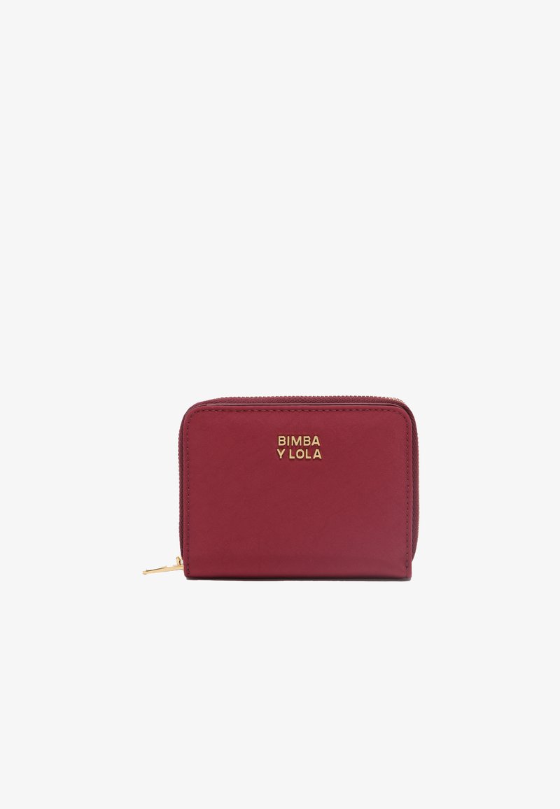 Cartera roja con cremallera, hecha de material texturizado, con herrajes en tono dorado y nombre de la marca grabado en la parte frontal. Diseño rectangular compacto.