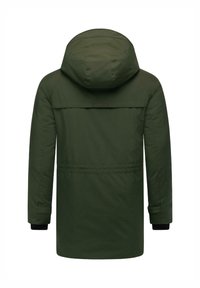 Heren parka jas, donkergroen, met een capuchon, elastische manchetten en een trekkoord in de taille. Glad textuur en minimale hardware.