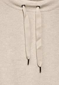 Beige Kapuzenpullover aus einem strukturierten Stoff. Mit beigen Kordeln, die schwarze Metallenden haben. Die Öffnung für die Kapuze ist oben sichtbar.