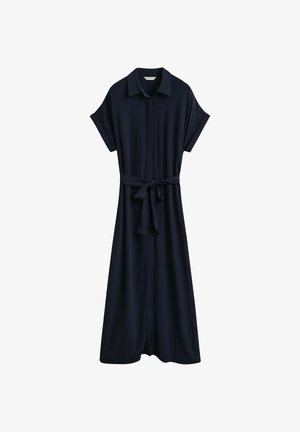 Marineblaues Midikleid im Hemdstil mit kurzen Ärmeln, Kragen, durchgehender Knopfleiste vorne und einem Stoffgürtel, der in der Taille gebunden ist.