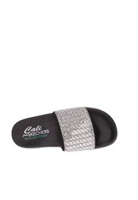 Sandalia tipo slide con una suela de espuma negra, presenta una tira trenzada plateada decorada con acentos brillantes. Logo de la marca impreso en la planta.