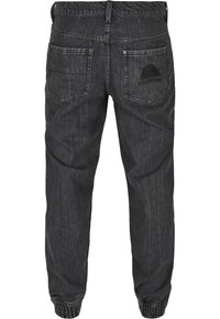 Pantalons jogger en denim noir avec des poignets élastiques, dotés de deux poches arrière et d'un logo en relief discret sur l'une des poches.