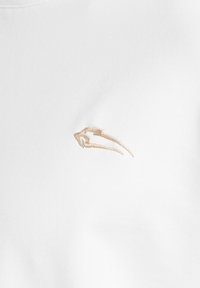 Bílá bavlněná tričko s jemně vyšitým zlatým logem na levé straně hrudi. Měkká textura a klasický design s kulatým výstřihem.