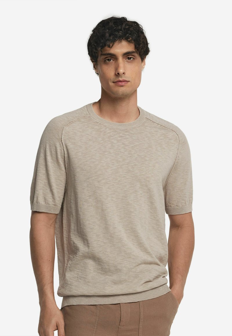 Beige kortærmet t-shirt lavet af tekstureret stof, med en rund hals og ribbede manchetter, i en afslappet pasform og en subtil meleret mønster.