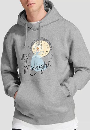 Grauer Hoodie mit einem Frontdruck, der eine Uhr und eine Figur in einem blauen Kleid zeigt. Der Text lautet "HIER BIS Mitternacht" in Schwarz. Weicher Stoff, lockere Passform.