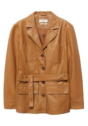 Veste ceinturée en cuir fauve avec col cranté, quatre boutons, deux poches poitrine et deux poches à rabat inférieures.