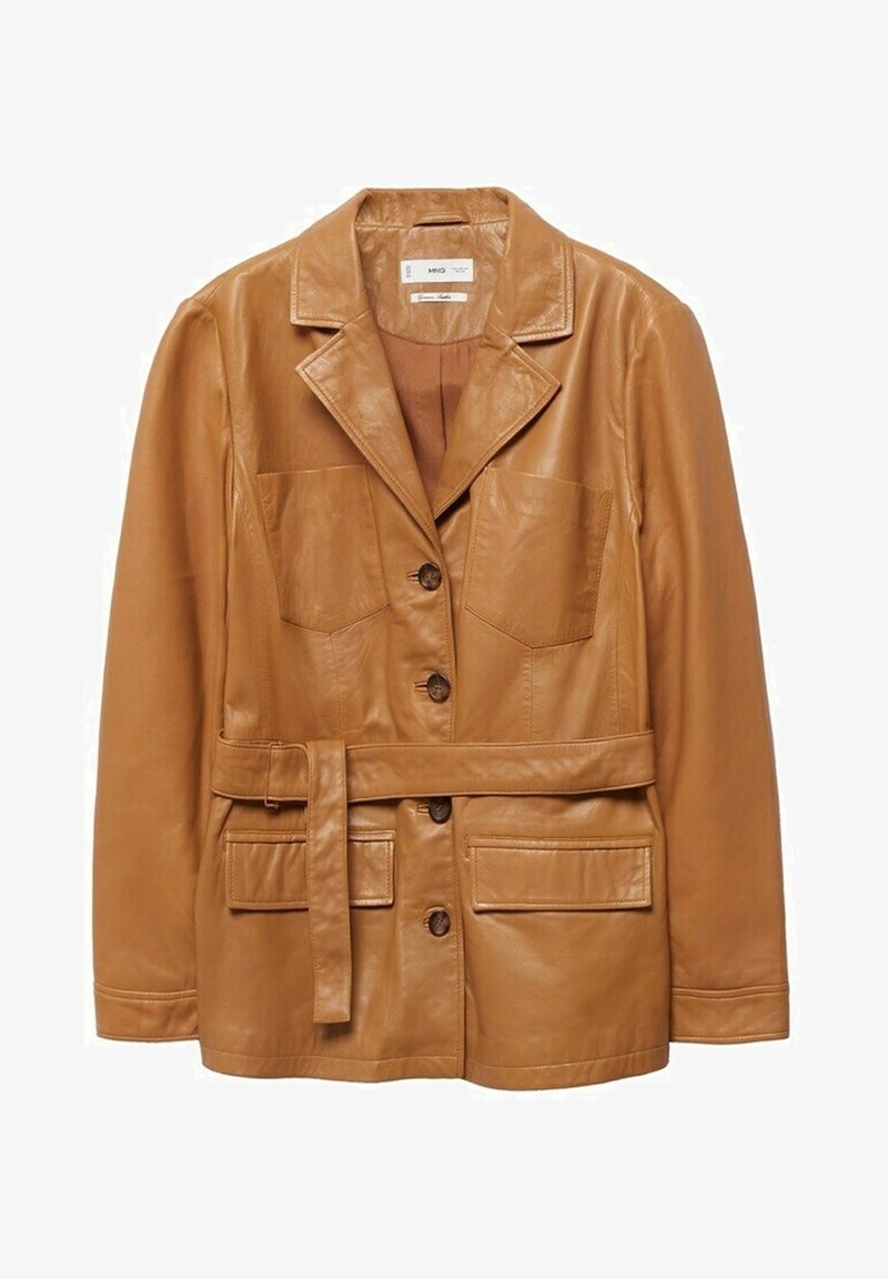 Giacca marrone cognac in pelle con cintura, collo con risvolto, quattro bottoni, due tasche sul petto e due tasche inferiori con patta.