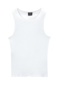 Débardeur blanc sans manches en coton côtelé. Présente un col rond et une texture lisse. L'étiquette indique "PULL&BEAR."