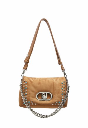 Bolso de hombro de cuero color coñac con cadena plateada, tachuelas decorativas en plata y turquesa, y un cierre central con logo plateado.