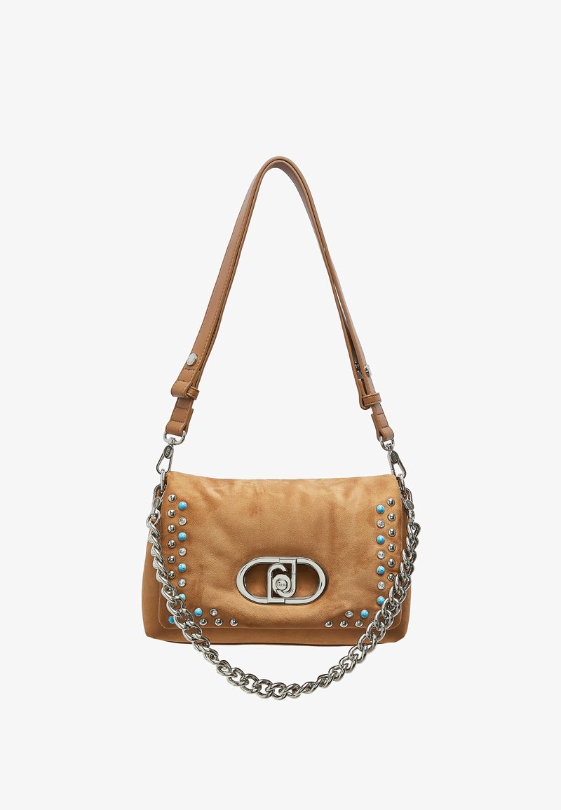 Sac bandoulière en cuir fauve avec une chaîne argentée, des clous décoratifs en argent et turquoise, et un fermoir central avec logo argenté.