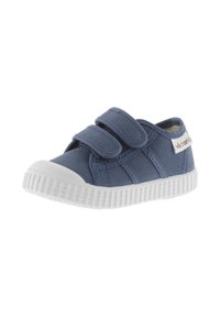 Scarpa in tela blu con due cinturini in Velcro, suola in gomma bianca e motivo di presa texturizzato. Presenta un piccolo cartellino con logo sul lato.