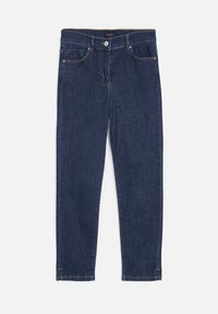 Jeans de mezclilla azul oscuro con un diseño elegante, estilo clásico de cinco bolsillos y detalles de costura visibles en las costuras y dobladillos.
