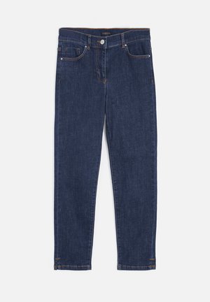 Jean en denim bleu foncé avec un design élégant, style standard à cinq poches et détails de couture visibles sur les coutures et les bords.
