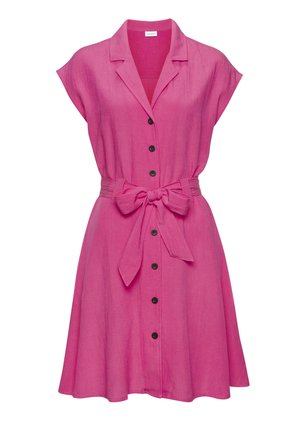Rosa kurzärmliges Hemdkleid mit Kragen und einem Stoffgürtel, der in einer Schleife auf Taillenhöhe gebunden ist.