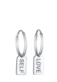 Silberne Creolen mit rechteckigen Anhängern, die mit "SELF" und "LOVE" graviert sind. Glatte Textur und polierte Oberfläche mit modernem Design.