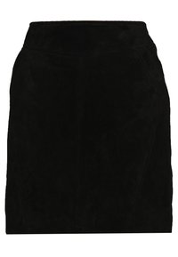 Mini-jupe en daim noir avec une silhouette ajustée, des lignes épurées et une texture lisse. Il n'y a ni fermetures visibles ni poches.