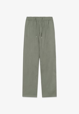 Niezobowiązujące spodnie w odcieniu jasnej oliwki z elastycznym pasem i regulowanym sznurkiem, o prostym kroju nogawki, bez widocznych kieszeni ani wzorów.