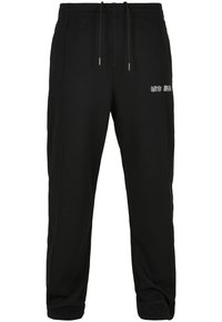 Sorte sweatpants lavet af blødt stof, med en elastisk talje med snoretræk og hvide tekstdetaljer på venstre lår.