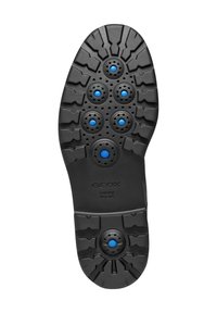 Suela de zapato de goma negra con un dibujo texturizado, con seis acentos azules circulares y múltiples agujeros de drenaje para transpirabilidad. Marca Geox visible.