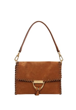 Beige Wildledertasche mit goldfarbenen Beschlägen, ausgestattet mit einem Design aus genähten Kanten und einem Verschluss mit Schlaufe. Inklusive eines einzelnen Schultergurts.