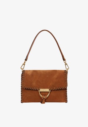 Beige Wildledertasche mit goldfarbenen Beschlägen, ausgestattet mit einem Design aus genähten Kanten und einem Verschluss mit Schlaufe. Inklusive eines einzelnen Schultergurts.