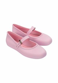 Bailarinas rosas hechas de material de goma suave, con punta redondeada, tiras tipo Mary Jane con hebilla ajustable y forro interior suave.