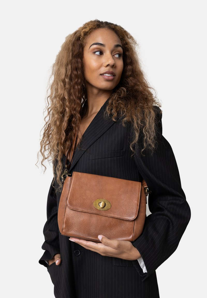 REDESIGNED CATJA MEDIUM Across body bag walnut/dark brown Zalando.de