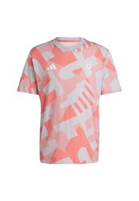 Grijs T-shirt met korte mouwen, voorzien van een opvallend roze geometrisch patroon en een wit logo; gemaakt van zacht materiaal met een ronde hals.