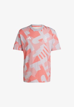 Graues T-Shirt mit kurzen Ärmeln, das ein auffälliges rosa geometrisches Muster und ein weißes Logo zeigt; aus weichem Stoff mit Rundhalsausschnitt gefertigt.