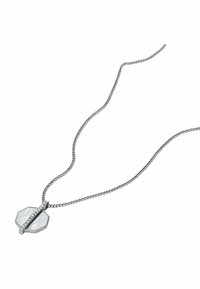 Collana in argento con ciondolo ottagonale dalla superficie liscia e una fila centrale di piccole pietre trasparenti.