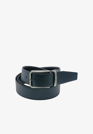 Cintura in pelle blu navy con una texture liscia, dotata di fibbia argentata e di un dettaglio di marchio vicino alla fibbia. Design classico con fori per la regolazione.