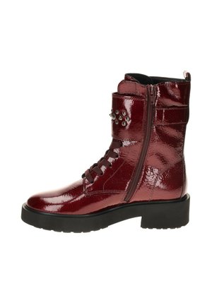 Bordeaux lakleren enkellaarsjes met een ritssluiting aan de voorkant, veterontwerp, studdetails op de boorden en een chunky zwarte zool.