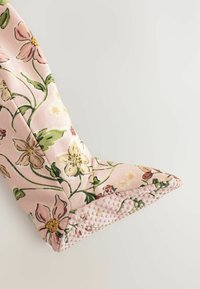 Rosa Samt-Stiefel mit floralen Mustern und grünen Blättern, strukturiertes Blumenmuster und eine strukturierte Gummisohle für besseren Halt. Winkeliger Zehenbereich.