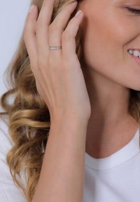 Elli SPARKLING BASIC - MIT KRISTALLEN VON SWAROVSKI® - Prsten - silberfarben