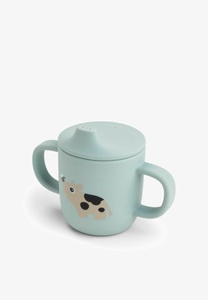 Blauwe kunststof mok met twee handvatten, met een cartoon koe-ontwerp in beige en zwart. Voorzien van een deksel met een drinktuit.