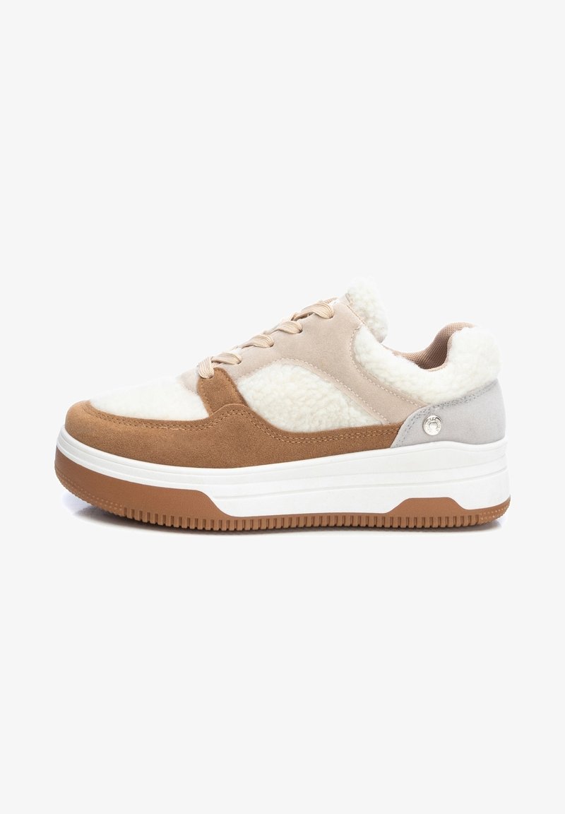 Baskets casual en daim beige, avec des accents en tissu blanc moelleux, fermeture à lacets à l'avant et semelle épaisse blanche avec semelle extérieure marron pour adhérence.
